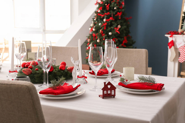stilvolle Tischdekoration mit Weihnachtsdekoration - Foto, Bild