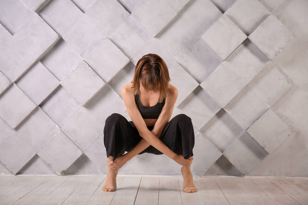 Donna sportiva che pratica yoga al chiuso - Foto, immagini