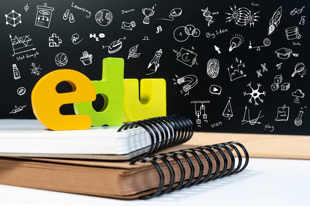 Κλασικό σχολείο φόντο με ξύλινη λέξη Edu και doodle κλήρωση εικονίδιο για την εκπαίδευση. Εκπαίδευση σχολείο μαυροπίνακα έννοια φόντου. - Φωτογραφία, εικόνα