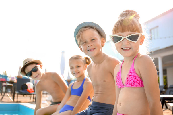 Crianças bonitas perto da piscina no dia de verão
 - Foto, Imagem