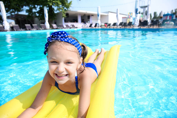 Linda chica nadando en la piscina en el día de verano
 - Foto, Imagen