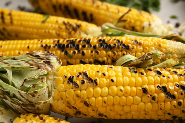 Kolby smaczny kukurydza z grilla na stole, zbliżenie - Zdjęcie, obraz