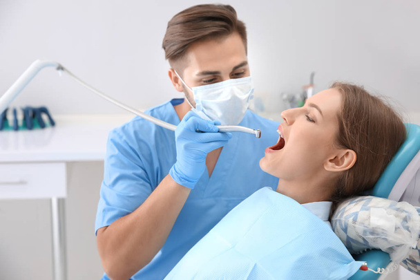 Dentista que preenche os dentes do paciente na clínica
 - Foto, Imagem