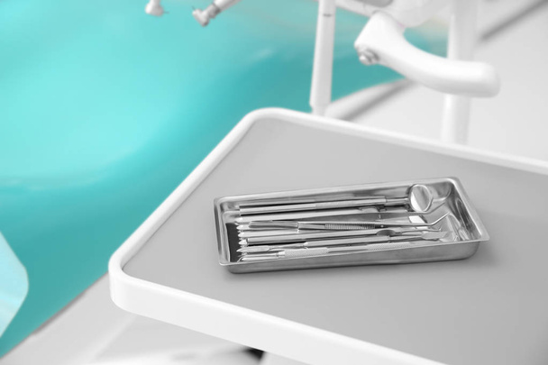 Bandeja con herramientas dentales en la mesa en la clínica
 - Foto, Imagen