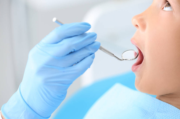 Zubař zkoumání malého chlapce zubů na klinice, closeup - Fotografie, Obrázek