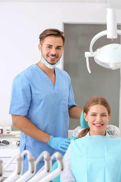 Dentista y su paciente en la clínica
 - Foto, imagen