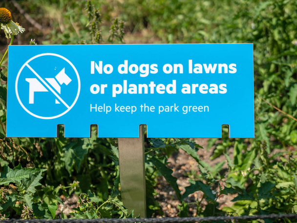 A ningún perro en el césped o las áreas plantadas, ayudar a mantener el parque signo verde
 - Foto, imagen