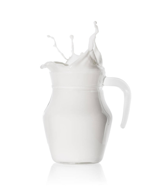 Splash of fresh milk in  glass jug - Foto, Imagem