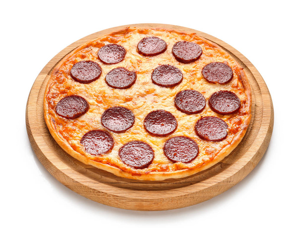 Ízletes pepperoni pizza fehér háttér - Fotó, kép