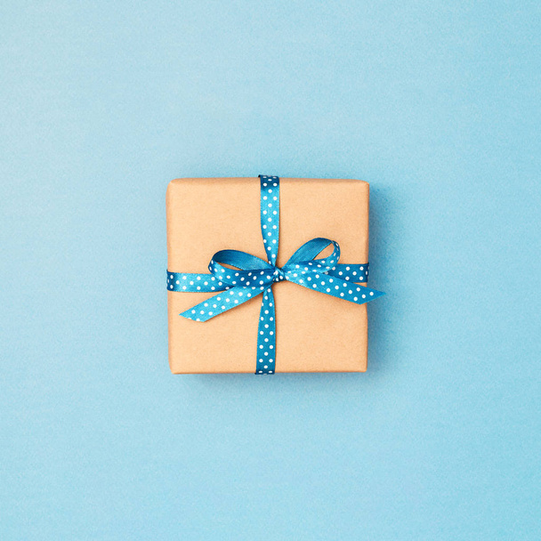 Mavi arka plan üzerinde bir hediye kutusu. - Fotoğraf, Görsel