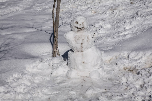 muñeco de nieve con una cara muy triste
 - Foto, Imagen