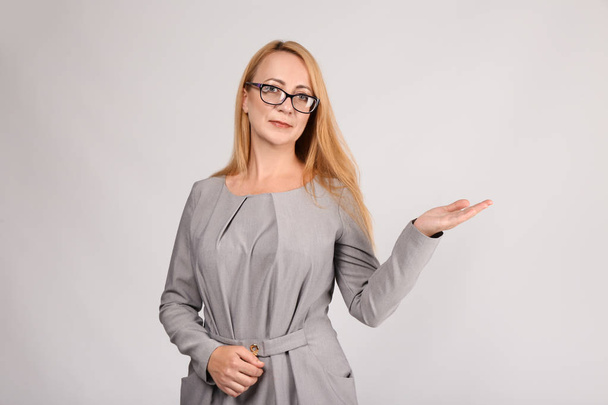 stilvolle Geschäftsfrau auf grauem Hintergrund - Foto, Bild