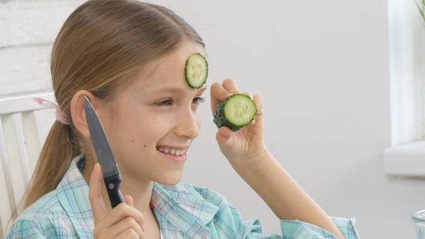 Niño preparando ensalada verde en la cocina, Chica cortando verduras Comida saludable - Foto, imagen