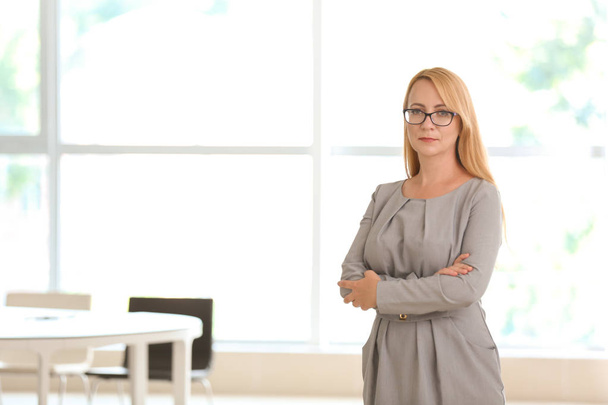 Портрет стильной деловой женщины в офисе
 - Фото, изображение