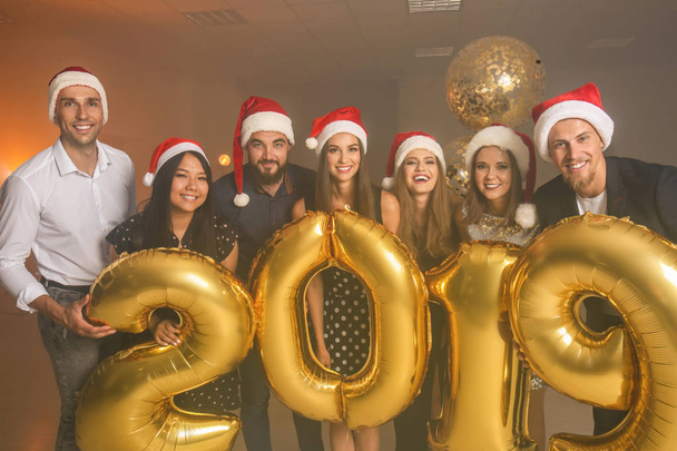 Młodzi ludzie z golden balony Christmas party - Zdjęcie, obraz