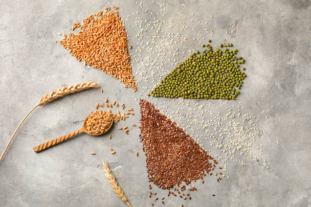 Различные типы зерна и злаков на светлом столе
 - Фото, изображение