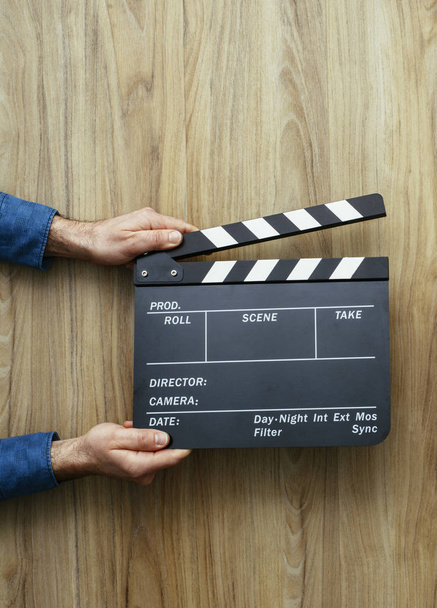 クラッパーボード、映画製作、映画のコンセプトを持つ映画監督 - 写真・画像