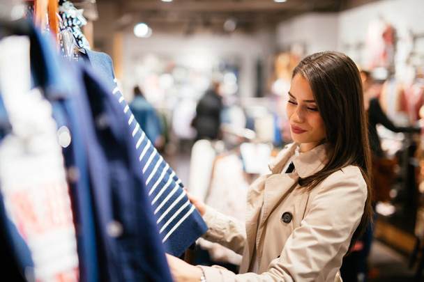 Beautiful businesswoman buying clothes - Foto, imagen