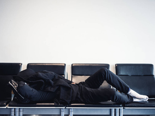 Viaggiatore dormire sui posti in attesa zona di transito persone di volo Jet lag
   - Foto, immagini