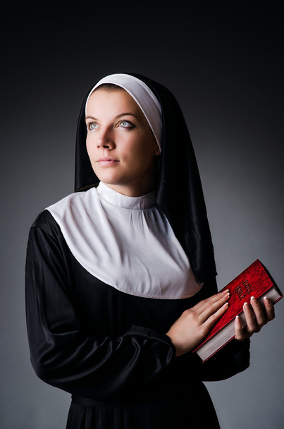 Nuori nunna uskonnollisessa käsitteessä - Valokuva, kuva