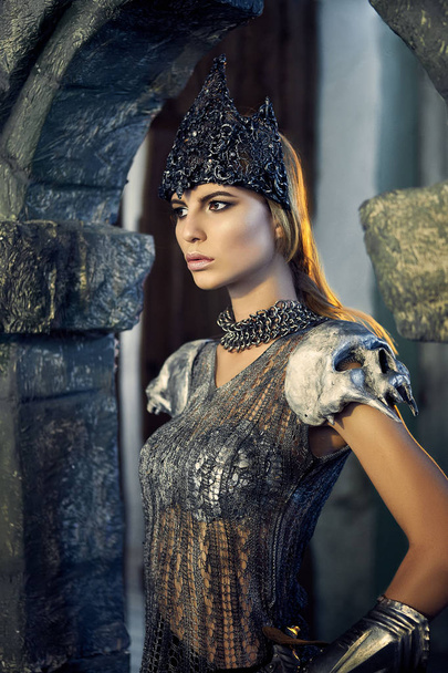 girl in armor with a sword and a crown - Fotoğraf, Görsel