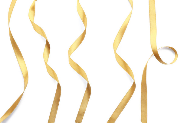 Χρυσή σατέν κορδέλες σε λευκό φόντο - Φωτογραφία, εικόνα