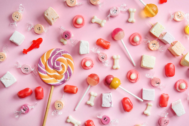 Heerlijke lollies en snoep op kleur achtergrond - Foto, afbeelding