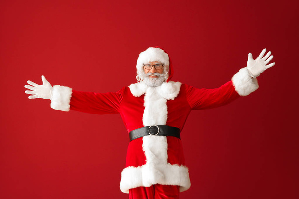portrait de Père Noël claus sur fond de couleur - Photo, image