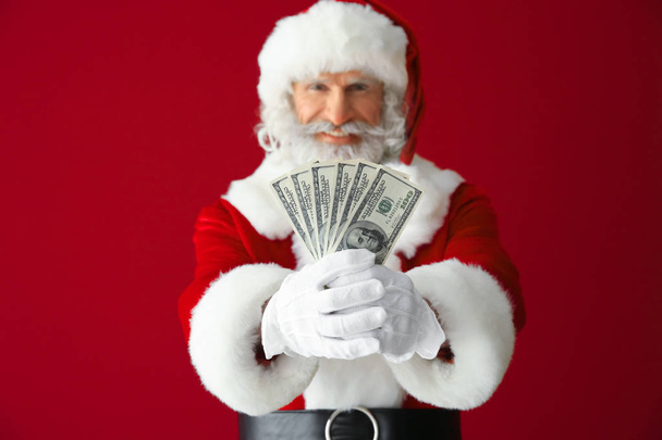 Άγιος Βασίλης με Δολάριο τραπεζογραμμάτια σε χρώμα φόντου - Φωτογραφία, εικόνα