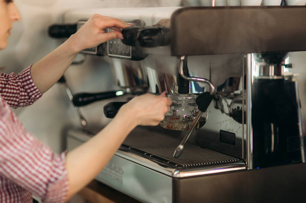 Barista χρησιμοποιώντας μια μηχανή του καφέ σε καφετέρια - Φωτογραφία, εικόνα