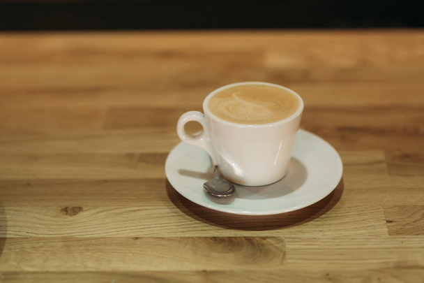Szép cappuccino-t a kávéház fából készült háttér - Fotó, kép
