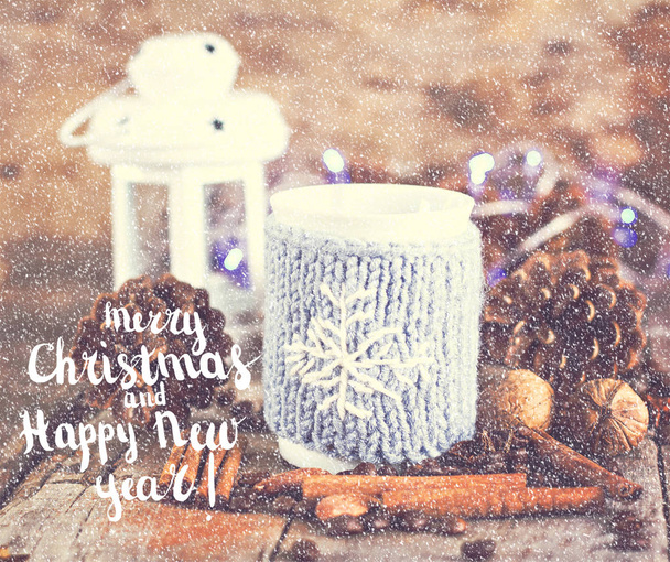 Coupe avec boissons chaudes, cônes, noix, cadeau. Hiver, Nouvel An, Noël nature morte
. - Photo, image