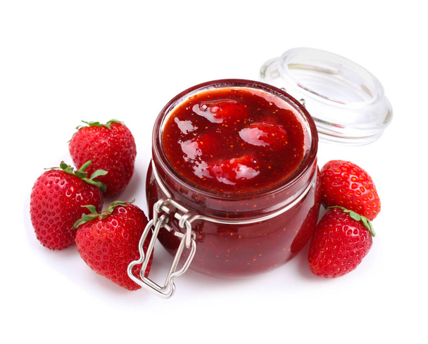Pot en verre avec délicieuse confiture de fraises sur fond blanc
 - Photo, image