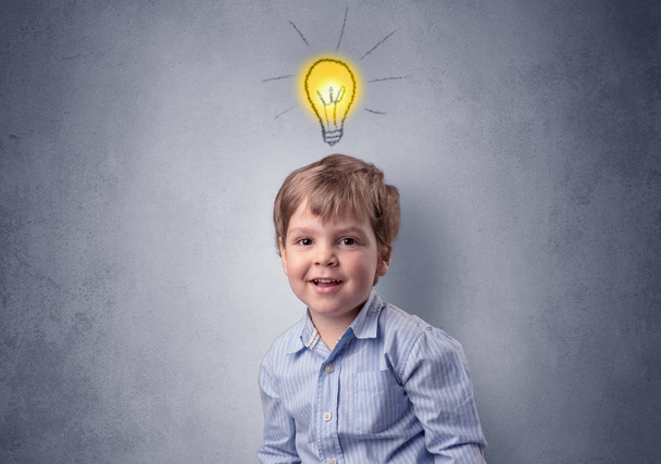 Little boy mull over with bulb above his head - Foto, Imagem