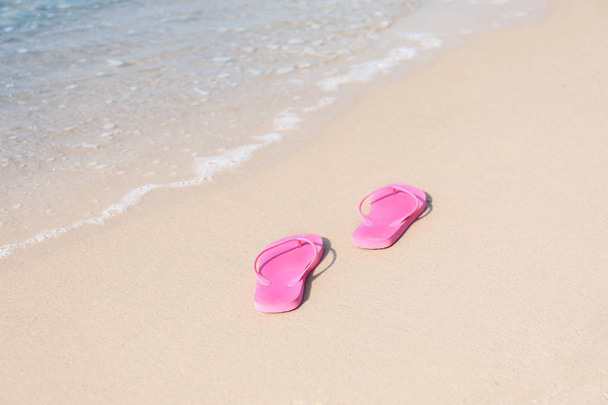 Bright flip-flops on sea beach - Foto, Imagen