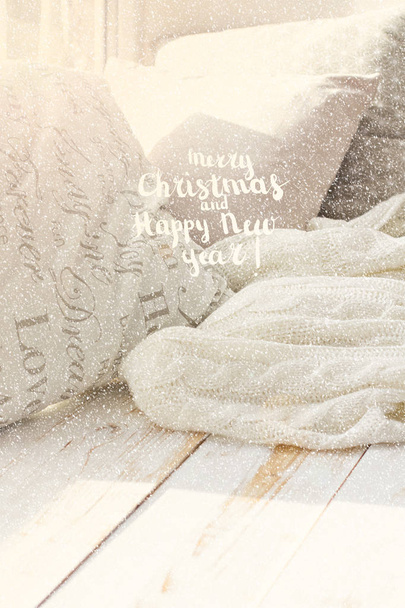 Eve rahat köşesinde. ekose ve yastık. "Mutlu yeni yıl ve mutlu Noeller fotoğraf üzerinde yazıt" - Fotoğraf, Görsel
