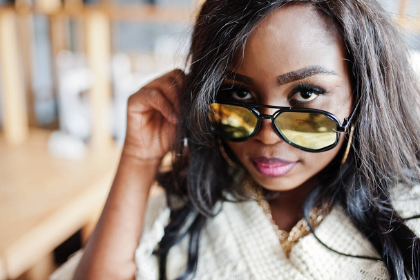 Close up face of african american girl in sunglasses posed at modern cafe . - Φωτογραφία, εικόνα
