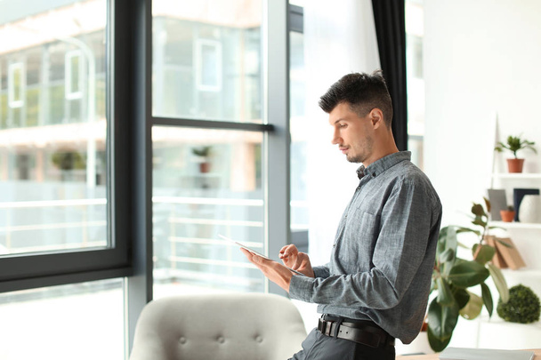 hombre de negocios con Tablet PC en la oficina - Foto, Imagen