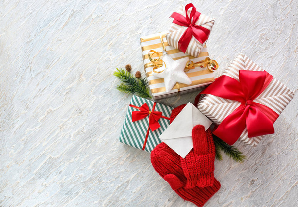 Belles boîtes cadeaux de Noël sur table en bois clair
 - Photo, image