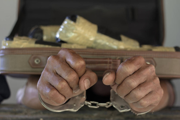Uyuşturucu kaçakçıları onların eroin ile birlikte tutuklandı. Polis tutuklama uyuşturucu kaçakçısı kelepçe ile. Suç ve uyuşturucu bağımlılığı kavramı. 26 Haziran, uyuşturucu ve kaçakçılık Uluslararası günü - Fotoğraf, Görsel