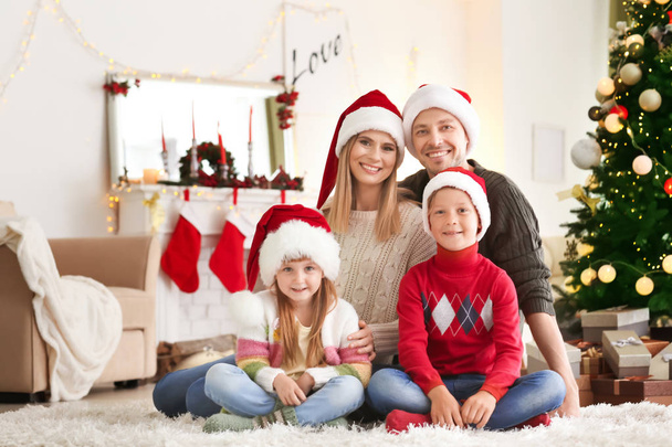 Portrait de famille heureuse dans la chambre décorée pour Noël
 - Photo, image