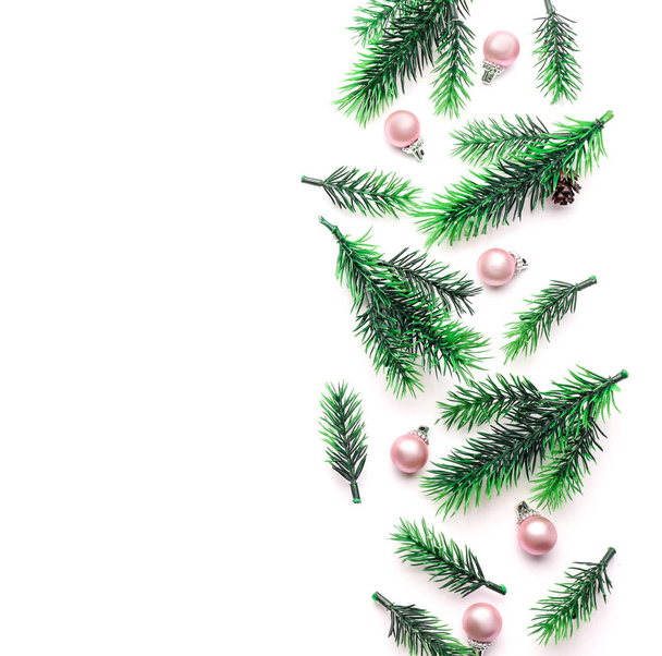 Composición navideña con ramas de abeto y bolas sobre fondo blanco
 - Foto, Imagen