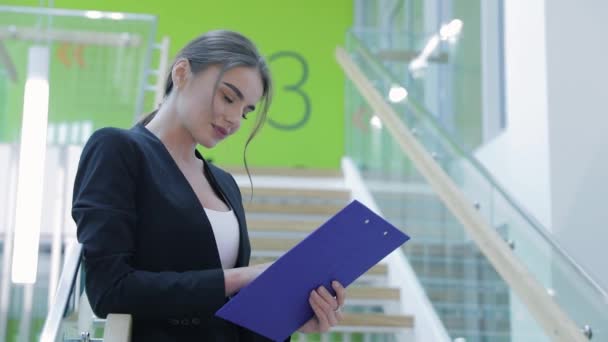 Business Woman With Folder In Hands In Office Building - Filmagem, Vídeo