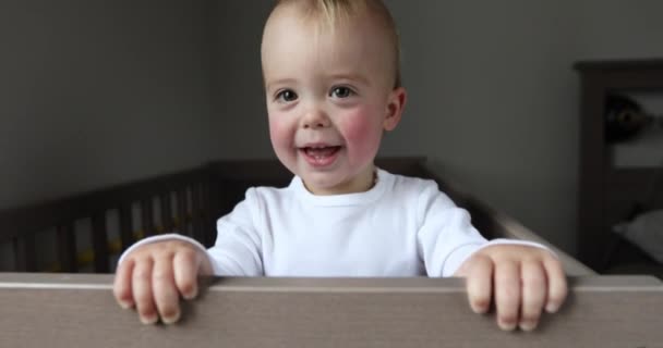 Bebé sonríe y ríe en la cuna
 - Metraje, vídeo