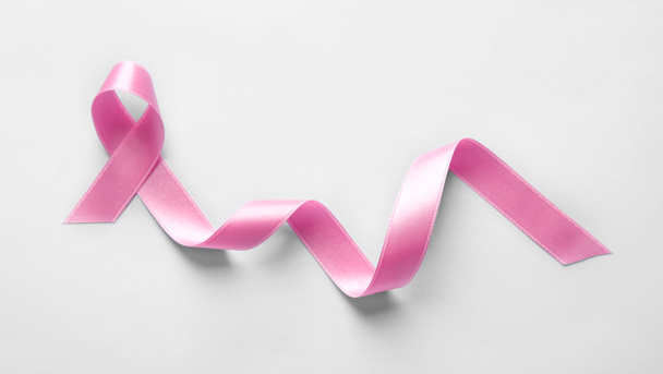 Рожева стрічка на світлому фоні. Концепція раку молочної залози
 - Фото, зображення