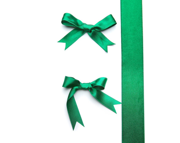 Ruban vert avec noeuds sur fond blanc
 - Photo, image