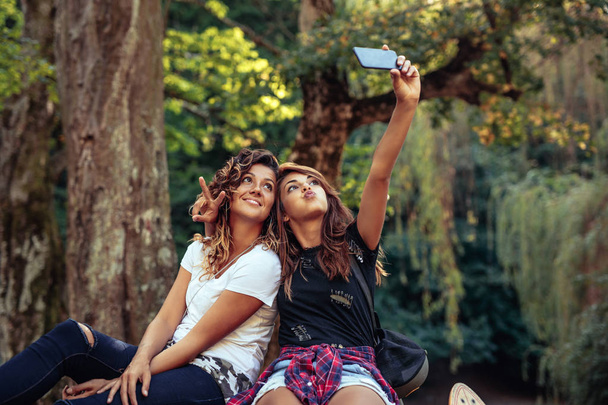 Happy friends posing for selfie. - Foto, Imagen