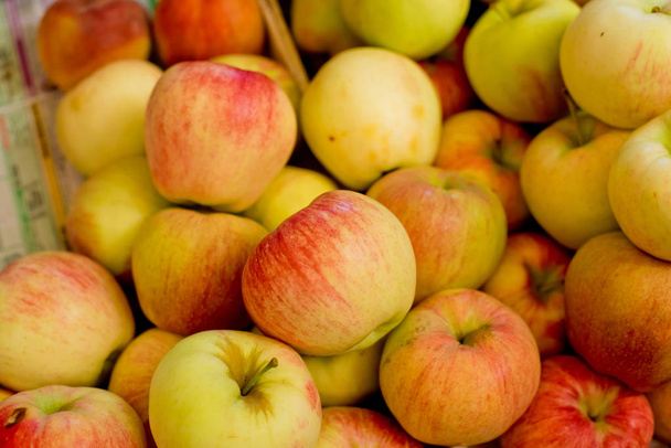 Äpfel in einer Schachtel auf dem Markt. - Foto, Bild