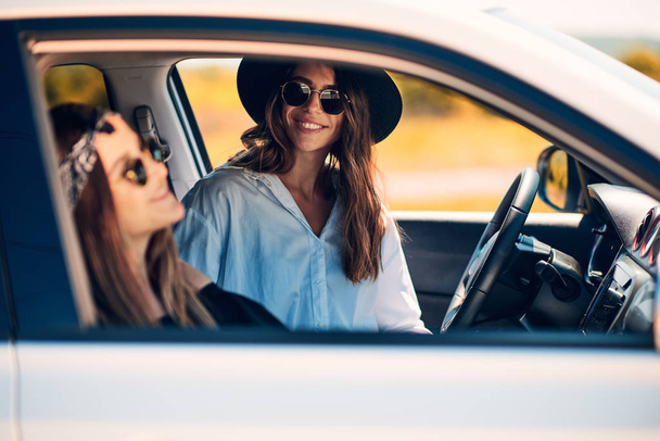 Twee jonge vrouwen die met plezier rijden - Foto, afbeelding