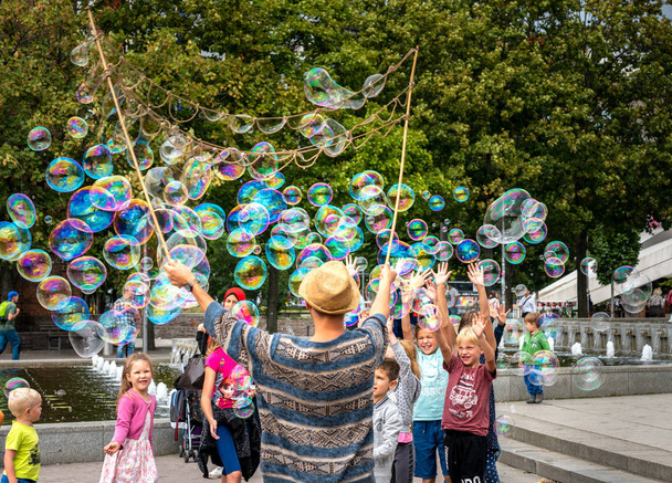 Artistas callejeros con burbujas de jabón
 - Foto, Imagen